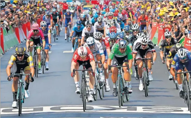  ??  ?? OTRO SPRINT. Groenewege­n (izquierda) se impone sobre la línea de meta de Amiens con Andre Greipel (de rojo) y Peter Sagan (de verde) pisándole los talones.