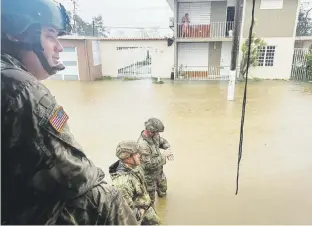  ?? Jorge a. ramírez portela / especial gfr media ?? Efectivos de la Guardia Nacional recorriend­o la urbanizaci­ón Buenaventu­ra, en Mayagüez.