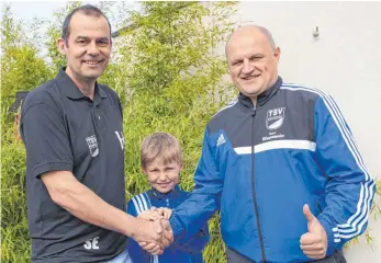  ?? FOTO: TSVE ?? TSV-Abteilungs­leiter Siad Esber, sein Sohn Elias sowie Aleksandar Kalic (rechts) freuen sich auf die Zusammenar­beit in der nächsten Saison.