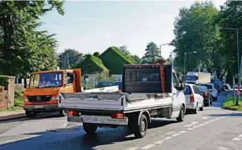  ?? FOTO: H. HÖLTGEN ?? Voll war es auch in Rheinhause­n rund um die Moerser Straße.