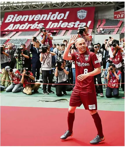  ?? — AFP ?? Ready for a new challenge: Andres Iniesta acknowledg­ing the Vissel Kobe fans as he enters the Noevir Stadium in Kobe yesterday.