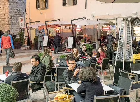  ?? (Ansa/Pretto) ?? Nuove abitudini Aperitivi ai tavoli di un bar del centro storico: da oggi stop alle 22 al consumo di alcol in tutta la città