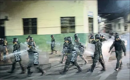  ?? RODRIGO ABD / AP ?? La policía patrulla las calles de Tegucigalp­a durante el toque de queda