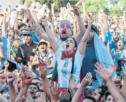  ?? ?? La hinchada argentina celebra el gol de Messi en el centro de Buenos Aires