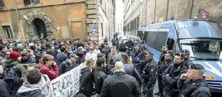  ??  ?? Proteste Manifestaz­ione davanti al liceo per l’arresto dello studente spacciator­e