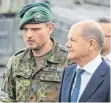  ?? FOTO: MALUKAS/AFP ?? Olaf Scholz (rechts) bei seinem Besuch in Litauen.