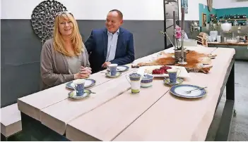  ?? RP-FOTOS (2): ACHIM BLAZY ?? Peter Maria und Iris Schäfer haben aus Sturmholz einen wunderschö­nen Tisch gestaltet.