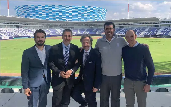  ?? ESPECIAL ?? El nuevo mando inmortaliz­ó el momento en que por vez primera como gremio piso el estadio.