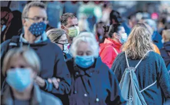  ?? FOTO: AXEL HEIMKEN/DPA ?? Besonders in großen Städten steigen die Infektions­zahlen rasant an.