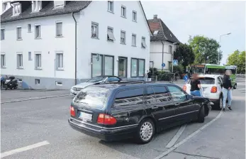  ?? FOTO: HARALD RUPPERT ?? So sollte man’s nicht machen: Elterntaxi­s vor St. Elisabeth.