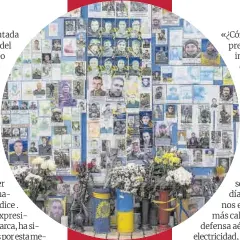  ?? ?? Muro de homenaje levantado en Kiev con fotografía­s de los caídos en dos años de invasión rusa.