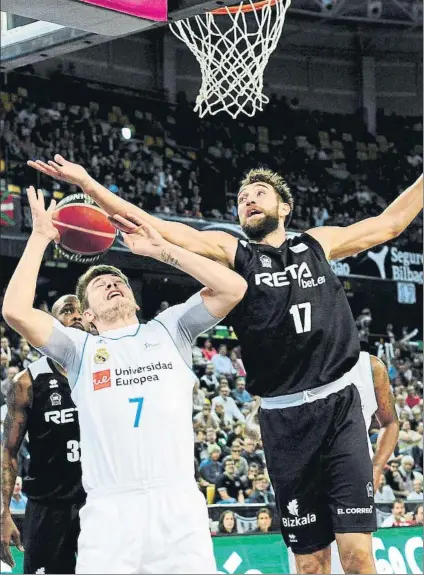  ?? FOTO: JUAN ECHEVERRÍA ?? Intensidad Hervelle, uno de los destacados en el Bilbao Basket, disputa un balón con el madridista Luka Doncic