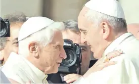  ?? ?? Benedicto XVI (i) cuando saludaba al papa Francisco durante una misa por las personas mayores, en El Vaticano. EFE