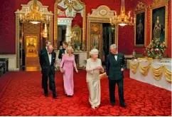  ??  ?? Les membres de la famille royale au Palais de Buckingham, le 13 novembre 2008.