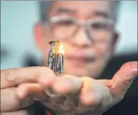  ?? YUAN CHEN / FOR CHINA DAILY ?? The smallest lamp in Wang Fuhe’s collection.