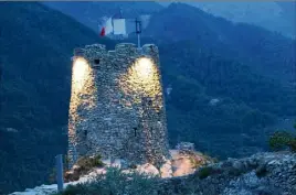  ?? (Photo ADS) ?? La tour de la Cruella, perchée à une centaine de mètres au-dessus du village.