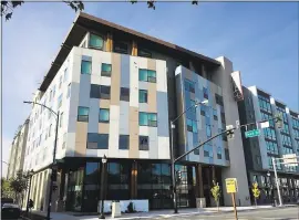  ?? SAL PIZARRO — STAFF PHOTOGRAPH­ER ?? The Pierce apartment building in downtown San Jose received the Jim Fox Golden Nail award from the San Jose Downtown Associatio­n on Friday. It was the first time the design award has been presented since 2011.