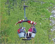  ??  ?? In luftiger Höhe ging es mit der Seilbahn durch den DFG.