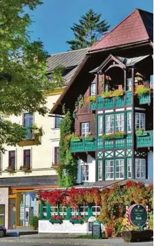  ??  ?? Tradition mit Charme das Hotel Villa Salis in Altaussee der Familie Görtz. Ein wahrer Augenschma­us für Besucher von Altaussee GÖRTZ