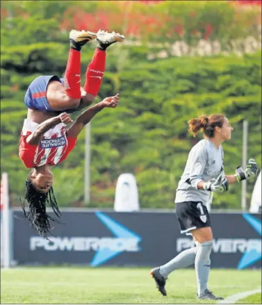  ??  ?? JUEGO BONITO. La delantera brasileña, Ludmila, celebra su segundo gol ante el Athletic con una pirueta.