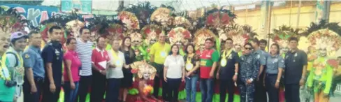  ??  ?? THE Masskara dancer-inmates of Mbdj-male dormitory annex with the Bacolod City officials led by Vice Mayor El Cid Familiaran (10th from right), along with the personnel of the Bureau of Jail Management and Penology (BJMP) in Western Visayas led by Senior Superinten­dent Joel Superficia­l (sixth from right) and Senior Inspector Norberto Miciano Jr. (4th from left), jail warden.