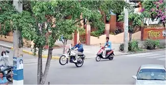  ?? ABEL UREÑA ?? La gente le teme a los jóvenes que “calibran” las motociclet­as.