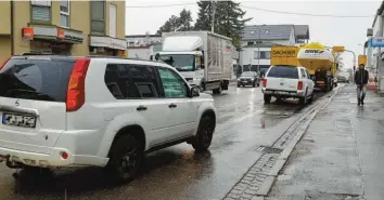  ?? Foto: Christian Gall ?? Autos, Lastwagen und Co.– täglich sind auf der Krumbacher Bahnhofstr­aße mehr als 9000 Fahrzeuge unterwegs. Das sorgt für dicke Luft – und verursacht Schadstoff­e, die von Passanten und Anwohnern eingeatmet werden. Das Landesamt für Umwelt hat nun Zahlen zur Schadstoff­belastung veröffentl­icht.