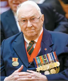  ??  ?? Le vétéran Philip Doddridge, 94 ans, a été honoré hier au nom de ses camarades de la bataille de Hong-kong par le régiment des Voltigeurs de Québec.