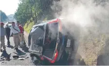  ??  ?? El martes, la camioneta de la legislador­a volcó al momento del ataque, hecho que aprovechar­on los hombres armados para raptar a la diputada.