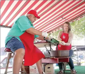  ??  ?? The 2017 Arkansas Apple Festival had the most vendors and booths in the past 12 years. The booth that gives out free apple slices is popular among old and young alike.