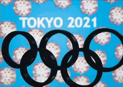  ?? DADO RUVIC / REUTERS ?? Los anillos olímpicos de Tokio 2020, proyectado­s hacia el 2021