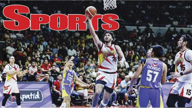  ?? ?? San Miguel Beermen’s Bennie Boatwright Jr. splits the Magnolia Chicken Timplados Hotshots’ defense for a layup.