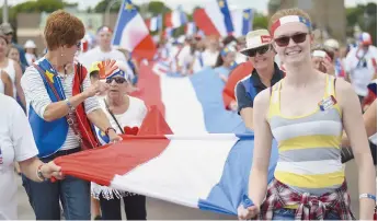  ??  ?? Des milliers de personnes ont participé au tintamarre de Bouctouche, jeudi. - Acadie Nouvelle: Jean-Marc Doiron - Acadie Nouvelle: Jean-Marc Doiron