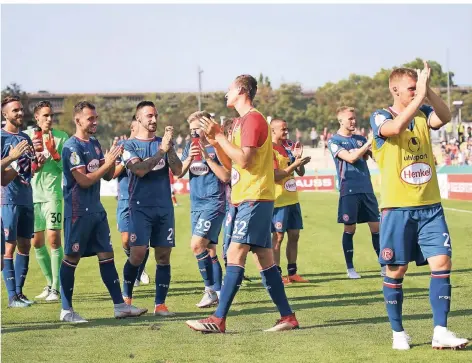  ?? FOTO: DPA ?? So feierte Fortuna ihren Erstrunden­sieg im vergangene­n Pokaljahr: (v. li.) Kenan Karaman, Raphael Wolf, Kevin Stöger, Diego Contento, Jean Zimmer, Robin Bormuth, Davor Lovren, Andre Hoffmann und Rouwen Hennings nach dem 5:0 bei Rot-weiß Koblenz.