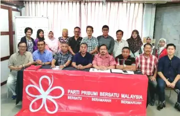  ??  ?? Johan and Dr Samuil (seated fourth and fifth left) pose with the pro tem committee of Bersatu Lawas.