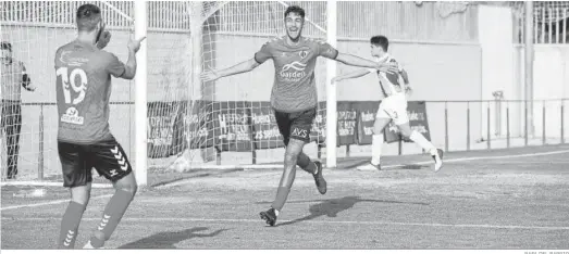  ?? RAFA DEL BARRIO ?? Jugadores del Cartaya celebrando un gol al Bollullos.