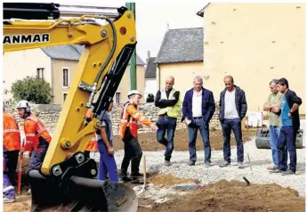  ??  ?? Réunion de chantier en présence de Dominique Amiard, le maire, le maître d’oeuvre et l’entreprise HRC.