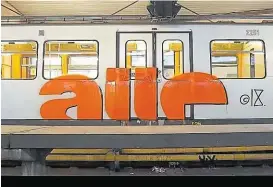  ??  ?? Ein orange besprühter U-Bahn-Waggon der Wiener Linien