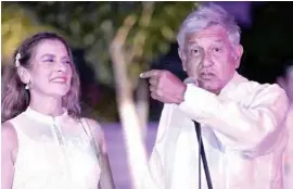  ??  ?? ANTES DEL DEBATE. AMLO llegó de guayabera al encuentro, luego se cambió.