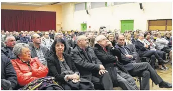  ??  ?? Ce jeudi 5 janvier, lors de cette cérémonie suivie par environ 200 personnes, Denis Laporte, maire de la commune nouvelle Ducey-Les Chéris a déclaré son soutien à Catherine BrunaudRhy­n.