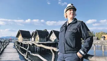  ?? FOTO: DPA ?? Floriane Daniel spielt die Wasserschu­tzpolizist­in Nele Fehrenbach, die am und auf dem Bodensee unterwegs ist, um Verbrechen aufzukläre­n. In der ersten Folge geht es um Blutspuren auf einer herrenlose­n Jacht.