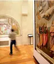  ??  ?? De arriba abajo, el café y confitería Sandri, en Perugia, y la sala de Perugino en la Galería Nacional de Umbría, también en la ciudad italiana.