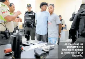  ?? Foto: Amelia Andrade / EXTRA ?? Las evidencias y los
detenidos fueron llevados ante el fiscal de turno que calificó la
flagrancia.