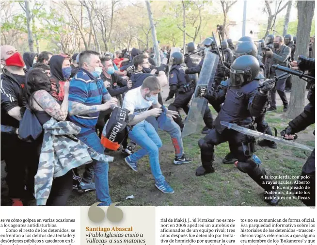  ?? EFE ?? A la izquierda, con polo a rayas azules, Alberto R. R., empleado de Podemos, durante los incidentes en Vallecas