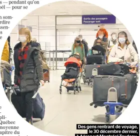  ??  ?? Des gens rentrant de voyage,
le 30 décembre dernier,