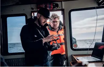  ?? ?? ROV-operatören Trond Larsen och Expressenr­eportern Mattias Carlsson ombord på båten som tagit teamet ut till platsen.
