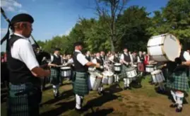  ?? FOTO SD ?? “Als in september nog steeds de afstandsre­gels gelden, heb je voor één pipeband een voetbalvel­d nodig”, klinkt het bij het Schots Weekend.