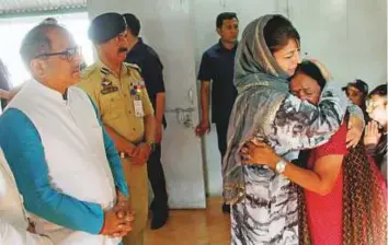  ?? PTI ?? Jammu and Kashmir’s Chief Minister Mehbooba Mufti consoles an Amarnath pilgrim who survived the Anantnag militant attack at the airport in Srinagar yesterday.