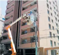  ?? ARCHIVO PARTICULAR ?? Técnicos de la empresa realizando trabajos de mantenimie­nto en Barranquil­la.