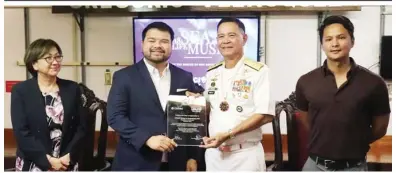  ??  ?? IPINAGKALO­OB ni JCI Manila president Atty. Joaquin Pablo A. Esquivas ang ‘plaque of recognitio­n’ kay Fleet Commander, Rear Admiral Danilo Rodelas (ikalawa mula sa kanan), sa pakikiisa ng Philippine Navy sa Sea of Life underwater museum project.